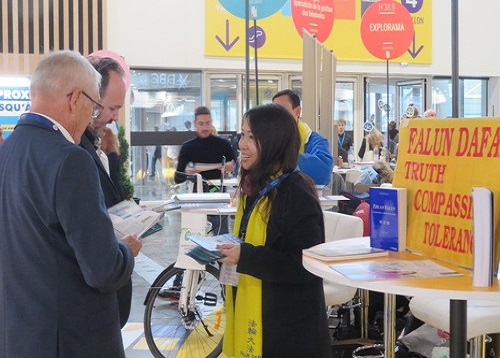 Image for article Paris, Prancis: Membangkitkan Kesadaran akan Penganiayaan Falun Dafa di Pameran Walikota dan Pemerintah Lokal