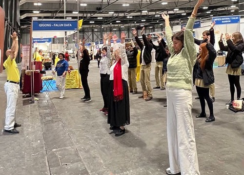 Image for article Spanyol: Menyebarkan Falun Dafa di Pameran Kesehatan BioCultura Madrid 2023