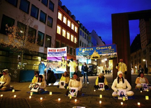 Image for article Jerman: Praktisi Mengadakan Acara di Nuremberg pada Hari Hak Asasi Manusia Internasional untuk Memberitahu Orang-orang Tentang Penganiayaan