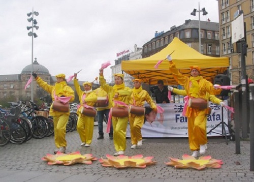 Image for article Prancis: Orang-orang Menandatangani Petisi yang Menyerukan untuk Mengakhiri Penganiayaan Selama Kegiatan di Dua Kota