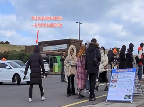 Image for article Jeju, Korea Selatan: Rekaman Video Warga Negara Tiongkok yang Merusak Papan Poster