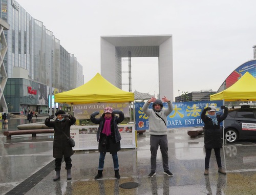 Image for article Paris: Meningkatkan Kesadaran akan Penganiayaan dan Pengumpulan Tanda Tangan Sebelum Hari Hak Asasi Manusia Internasional