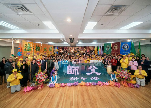 Image for article New York, AS: Praktisi Lama dan Praktisi Baru Mengucapkan Selamat Tahun Baru kepada Guru pada Perayaan Akbar di Flushing