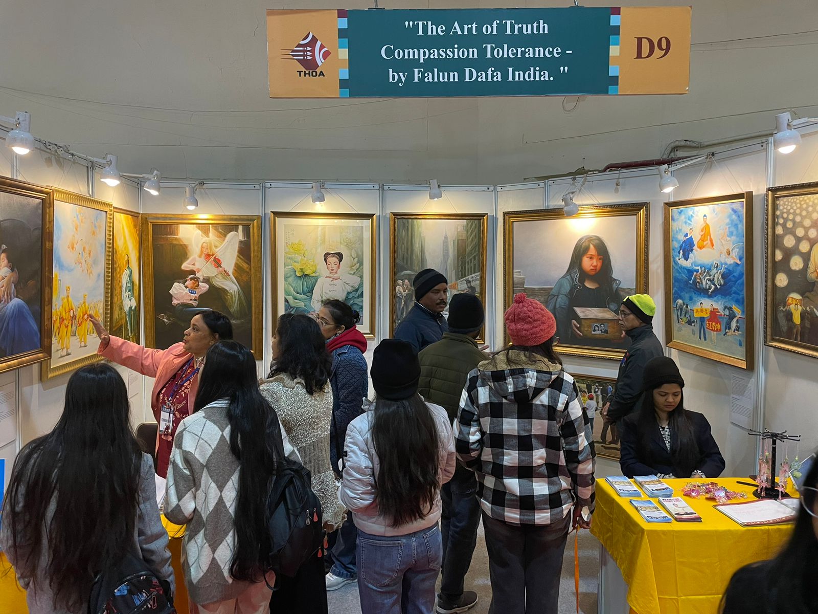 Image for article India: Orang-orang dari Semua Lapisan Masyarakat Tersentuh oleh Pameran Seni Zhen, Shan, Ren