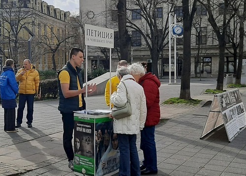 Image for article Bulgaria: Orang-orang Mengecam Penganiayaan Rezim Komunis terhadap Falun Dafa