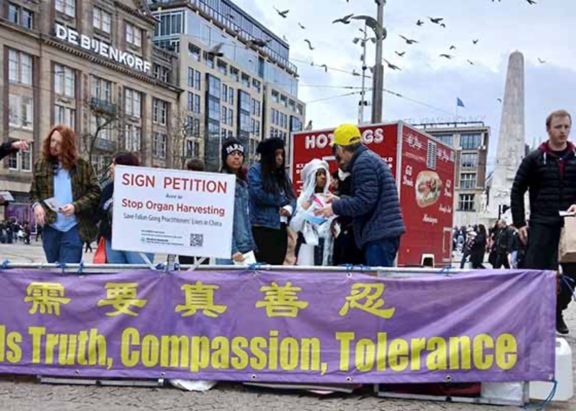 Image for article Praktisi di Belanda Memperkenalkan Falun Dafa pada Hari Paskah