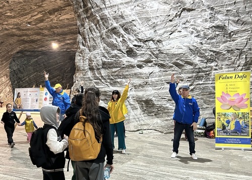 Image for article Rumania: Orang-orang Memuji Falun Dafa Selama Acara di Tambang Garam Ocnele Mari