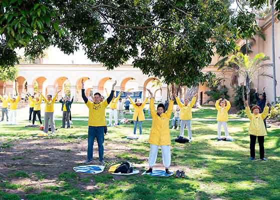 Image for article San Diego, California: Praktisi Falun Dafa Mengadakan Serangkaian Pameran Informasi