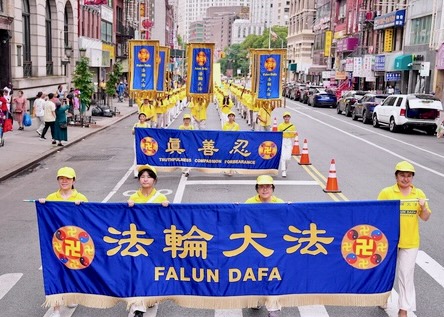 Image for article Manhattan, New York: Pawai Akbar Menyerukan untuk Mengakhiri Penganiayaan terhadap Falun Gong di Tiongkok