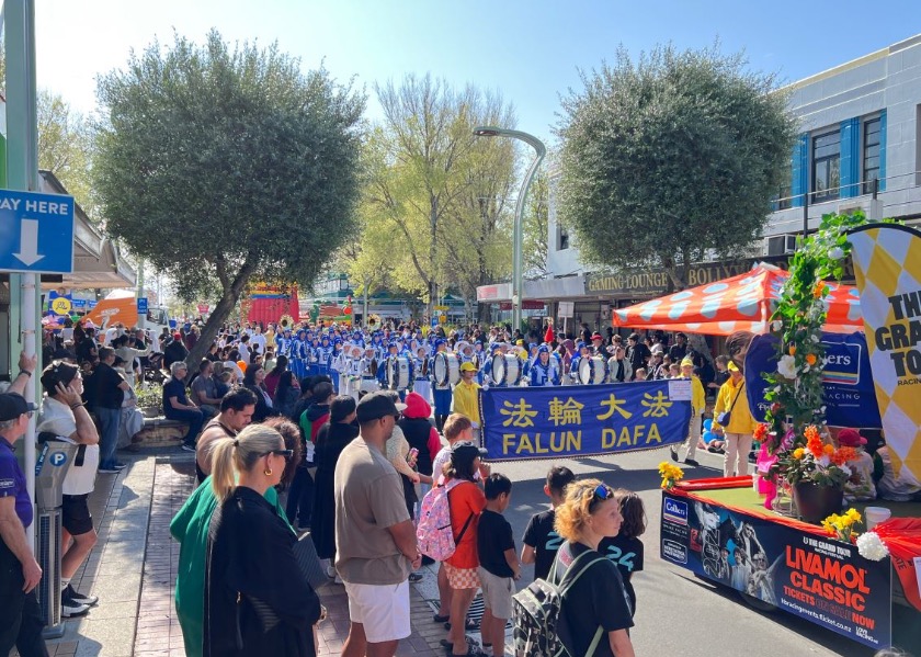 Image for article Selandia Baru: Penonton Memuji Falun Dafa Selama Parade Bunga di Hastings