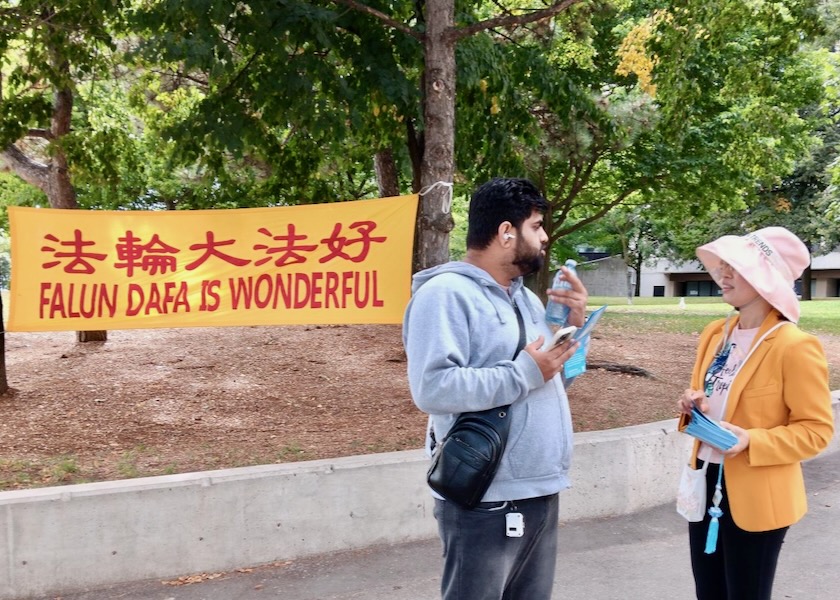Image for article Toronto, Kanada: Orang-orang Belajar tentang Falun Gong dan Penganiayaan di Harbour Square Park
