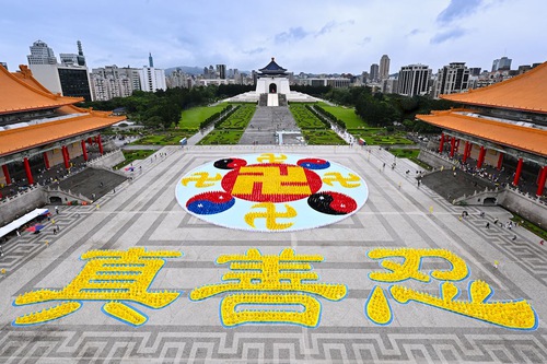 Image for article Taiwan: Praktisi Memperkenalkan Falun Dafa Dengan Formasi Huruf