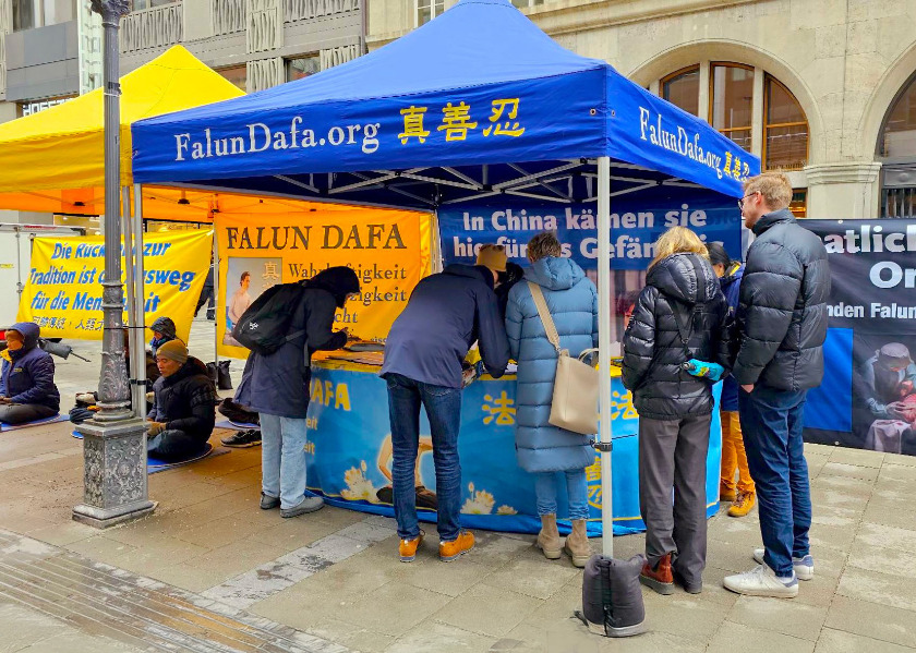 Image for article Jerman: Orang-orang Mengecam Penganiayaan terhadap Falun Gong di Kegiatan di Munich