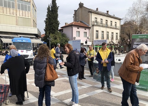 Image for article Bulgaria: Orang-orang Menandatangani Petisi untuk Mengakhiri Penganiayaan terhadap Falun Dafa di Tiongkok