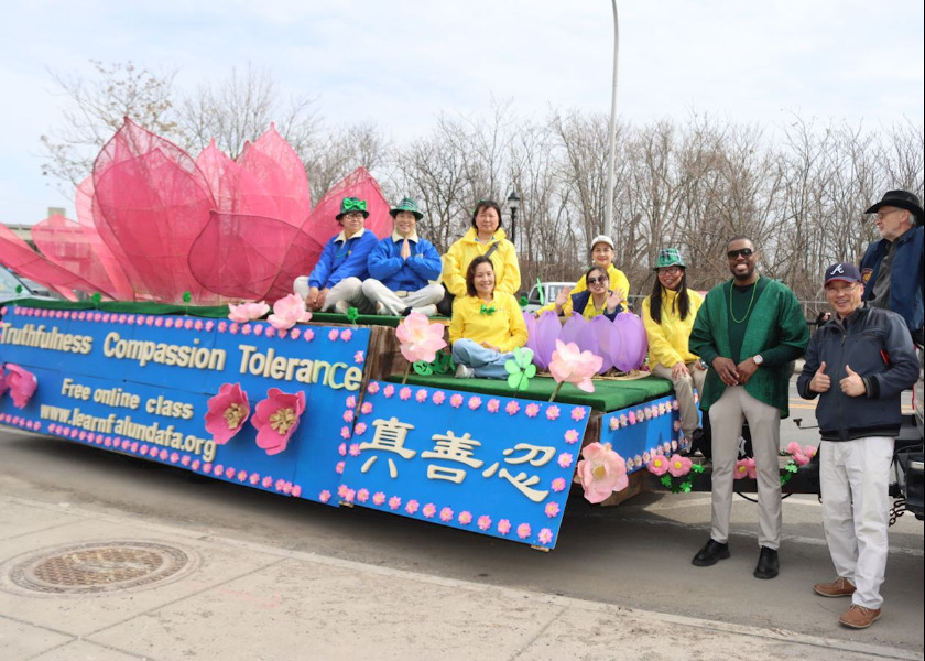 Image for article Syracuse, New York: Kendaraan Hias Falun Dafa Memenangkan Penghargaan di Parade Hari St. Patrick