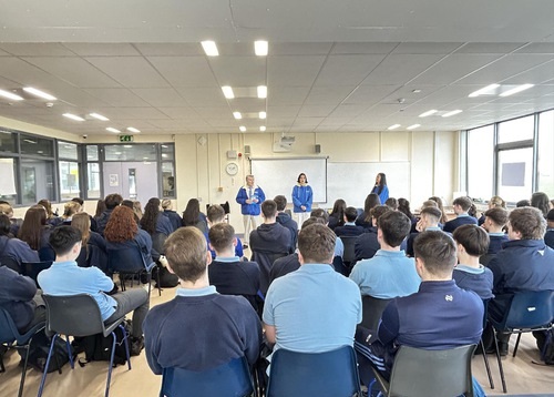 Image for article Irlandia: Sekolah Menengah Atas Mengundang Praktisi Falun Dafa untuk Memperagakan Latihan