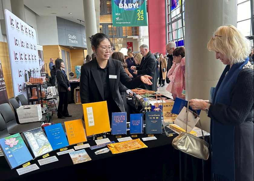 Image for article Penonton Teater Membeli Buku Falun Gong Setelah Menonton Shen Yun: “Latihan Ini Sangat Ampuh”