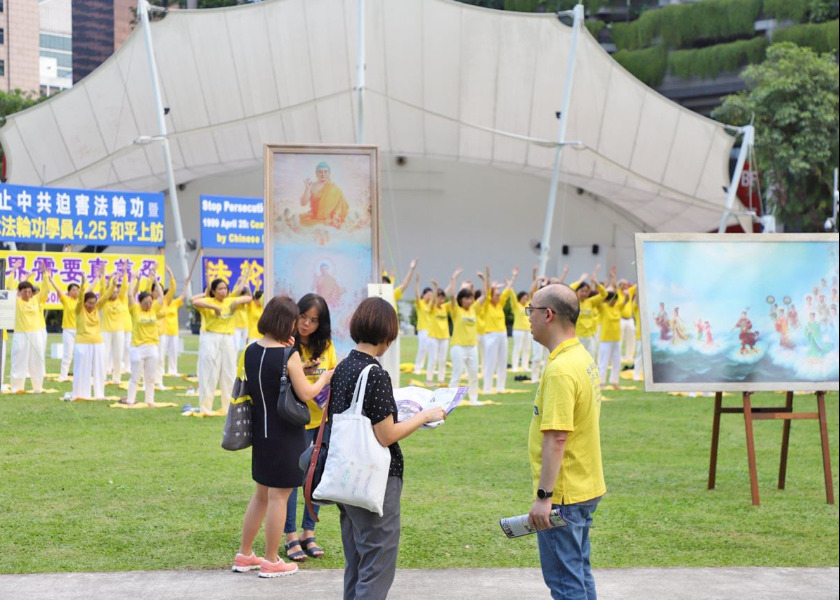 Image for article Singapura: Orang-orang Menunjukkan Dukungan untuk Falun Dafa di Peringatan Permohonan Damai 25 April