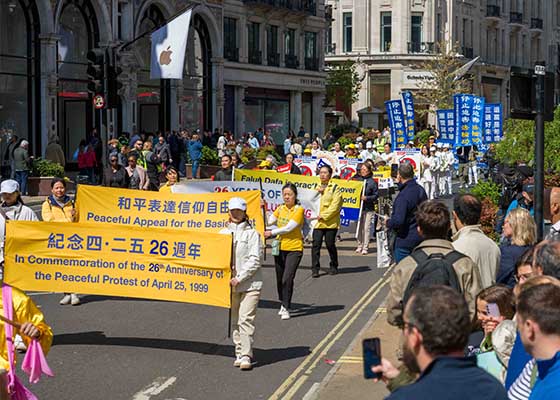 Image for article London: Praktisi Falun Dafa Mengadakan Parade Akbar untuk Memperingati Permohonan Damai 25 April