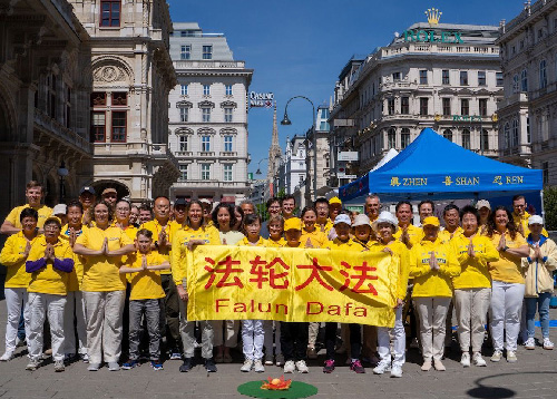 Image for article Austria: Orang-orang Mempelajari Tentang Falun Dafa Selama Perayaan di Wina