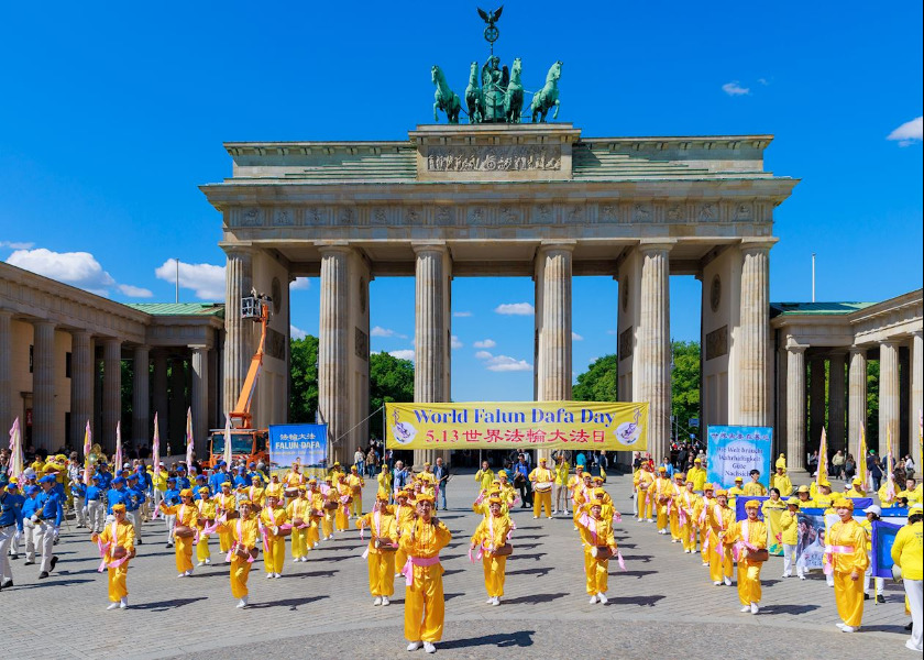 Image for article Berlin, Jerman: Parade Hari Falun Dafa Sedunia Mengesankan Penonton (Bagian 1)
