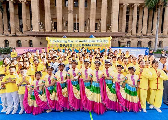 Image for article Queensland, Australia: Praktisi Merayakan Hari Falun Dafa Sedunia, Menyebarkan Harapan