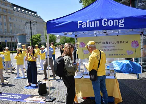 Image for article Praktisi Falun Dafa di Slovakia Menggelar Aksi Damai untuk Merayakan Hari Falun Dafa
