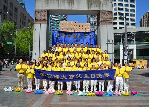 Image for article Masyarakat Menyampaikan Dukungan Selama Perayaan Hari Falun Dafa Sedunia di Seattle