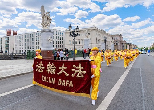 Image for article Jerman: Orang-orang Memuji Falun Dafa Selama Perayaan Hari Falun Dafa Sedunia di Berlin