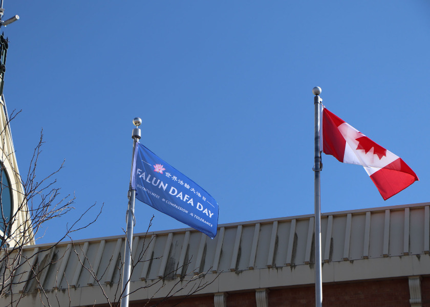 Image for article Kanada: Upacara Pengibaran Bendera di Empat Kota Merayakan HUT ke-33 Falun Dafa Diperkenalkan kepada Masyarakat