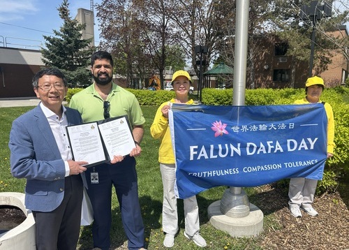 Image for article Kanada: Wali Kota Cornwall Mengeluarkan Proklamasi dan Mengibarkan Bendera untuk Merayakan Hari Falun Dafa Sedunia