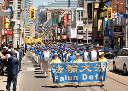 Image for article Kanada: Rapat Umum dan Parade di Toronto Merayakan Hari Falun Dafa (Bagian Ketiga)