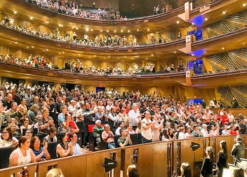 Image for article Shen Yun Menutup Musim 2025 di Prancis dan Amerika Serikat: “Menyebarkan Cahaya”