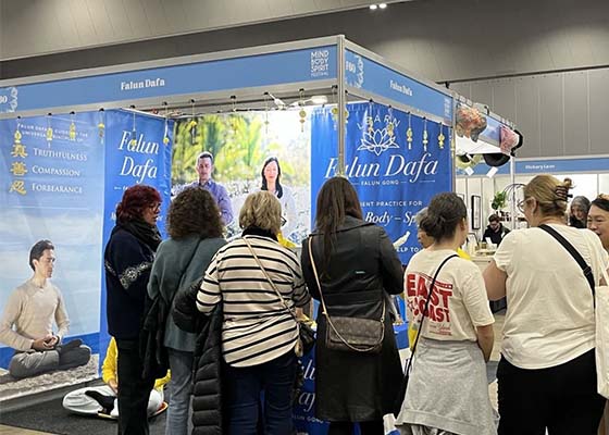 Image for article Australia: Pengunjung Mempelajari Falun Dafa di Mind Body Spirit Festival di Melbourne