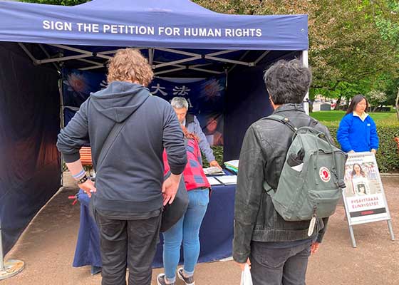 Image for article Finlandia: Orang-orang Belajar Mengenai Falun Dafa dan Menyampaikan Dukungan Selama Perayaan Hari Helsinki