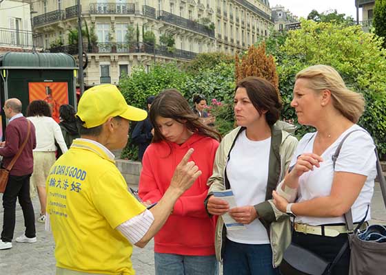 Image for article Prancis: Orang-orang Memuji Falun Dafa di Dua Kegiatan di Paris