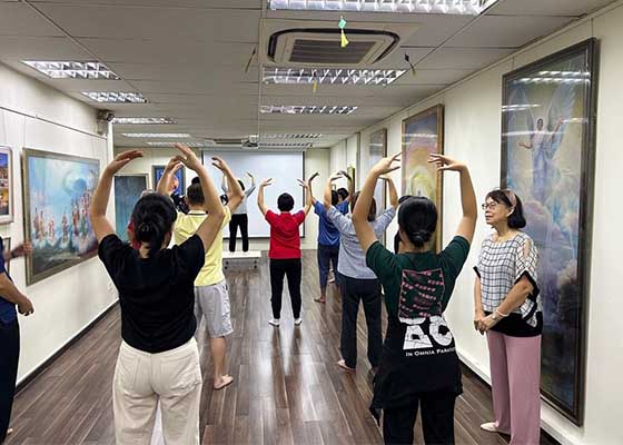 Image for article Singapura: Praktisi Baru Menghadiri Kelas Pengenalan Falun Dafa Selama Sembilan Hari
