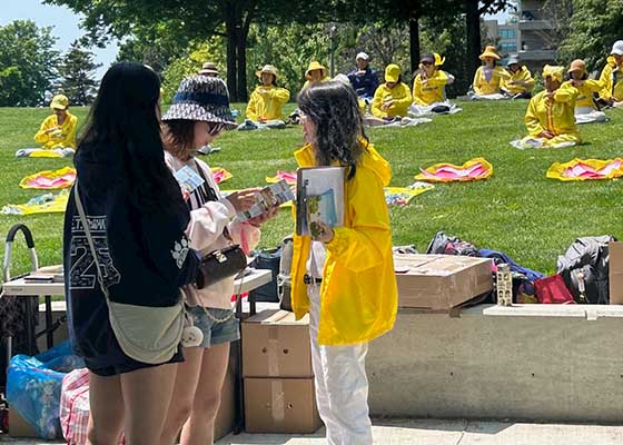 Image for article Toronto, Kanada: Memperkenalkan Falun Dafa di Festival Perlombaan Perahu Naga Internasional