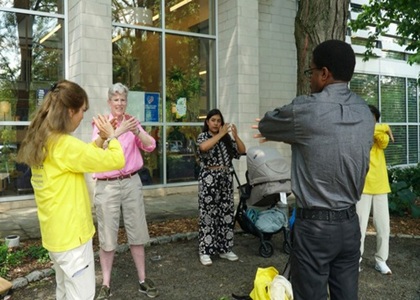 Image for article Philadelphia, AS: Praktisi Falun Dafa Diundang untuk Memperagakan Latihan di Perpustakaan Memorial Lovett