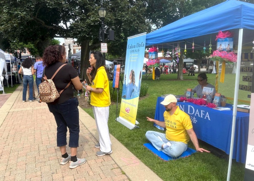 Image for article Chicago: Orang-orang Belajar tentang Falun Dafa di Festival Libertyville Days