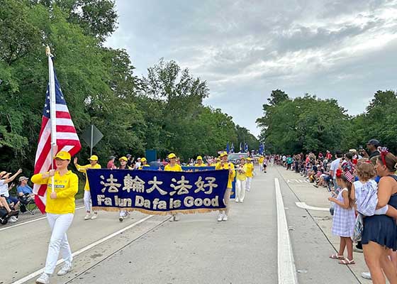 Image for article Houston, Texas: Orang-orang Memuji Falun Dafa Selama Parade Hari Kemerdekaan