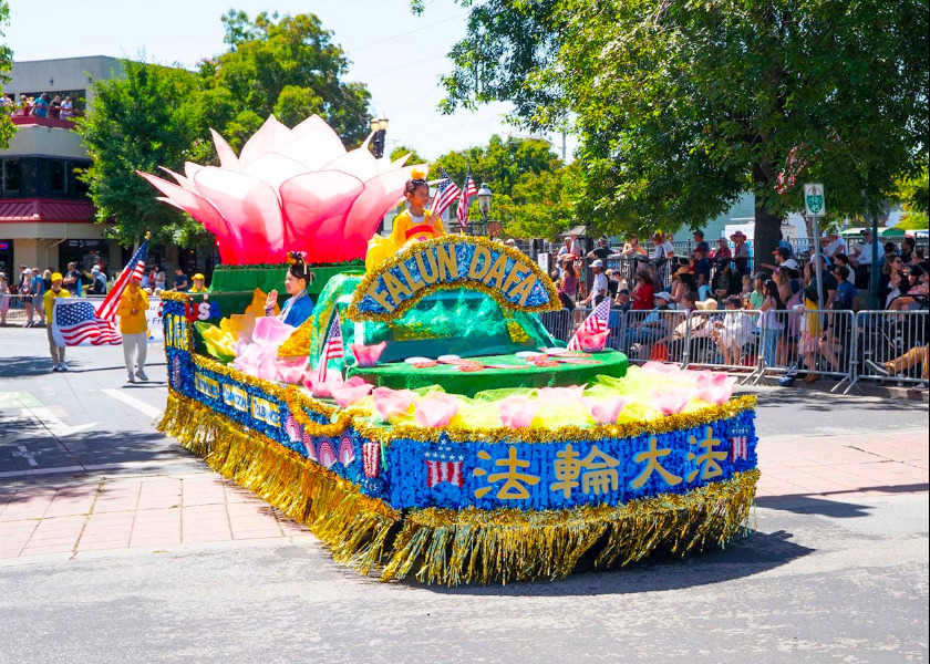 Image for article California: Falun Dafa Disambut di Parade Hari Kemerdekaan Redwood City