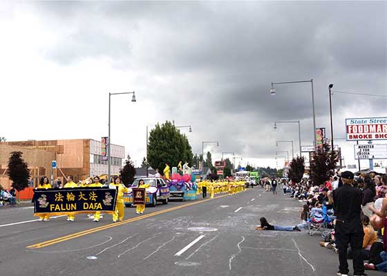 Image for article Negara Bagian Washington, AS: Falun Dafa Disambut di Parade Festival Stroberi Marysville