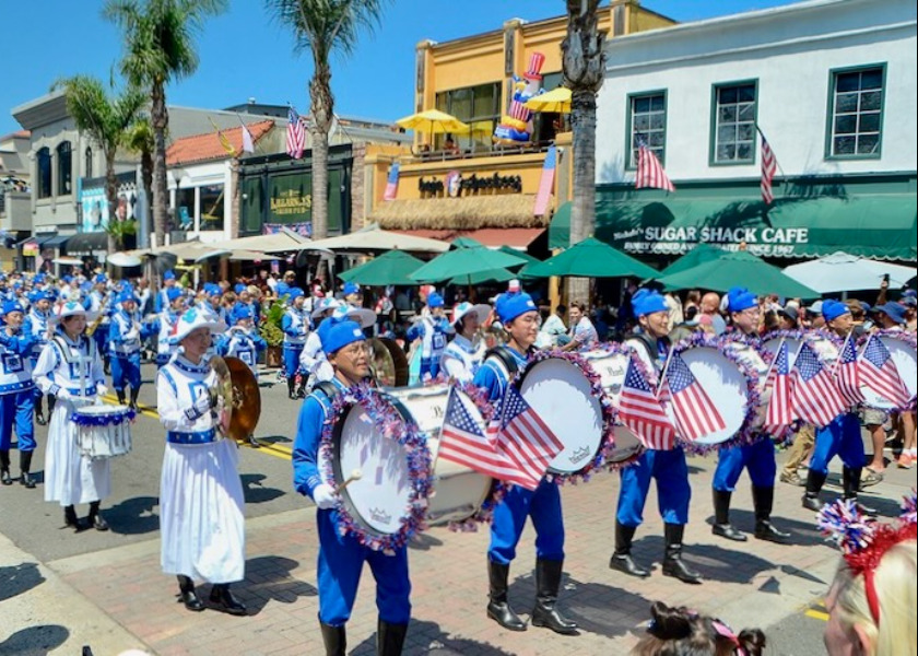 Image for article Huntington Beach, California: Tian Guo Marching Band Memenangkan Penghargaan John Philip Sousa dalam Parade 4 Juli