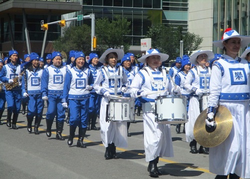 Image for article Calgary, Kanada: Praktisi Falun Dafa Berpartisipasi dalam Parade Stampede