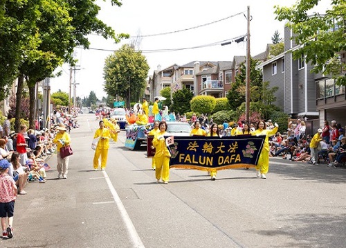Image for article Negara Bagian Washington: Barisan Falun Dafa Bersinar pada Parade Empat Juli di Edmonds
