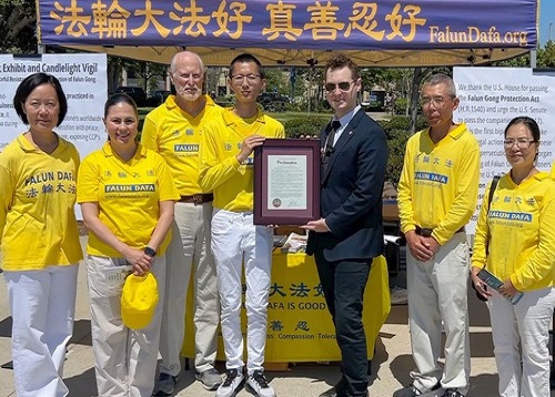 Image for article San Diego, California: Pejabat Setempat Nyatakan Dukungan untuk Falun Gong di Pameran Seni dan Nyala Lilin