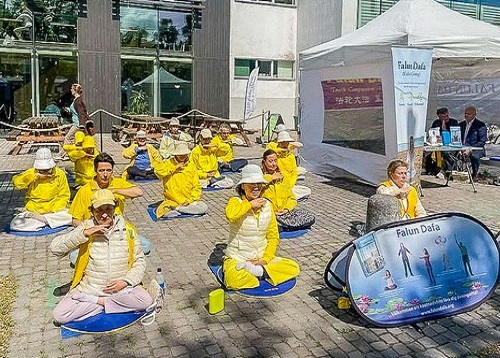 Image for article Visby, Swedia: Praktisi Falun Gong Berpartisipasi dalam Pekan Forum Politik