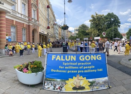 Image for article Republik Ceko: Memperkenalkan Falun Dafa di Festival Film Internasional Karlovy Vary