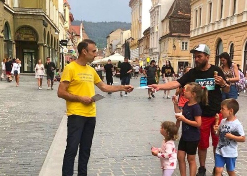 Image for article Orang-orang Mengecam Penganiayaan terhadap Falun Dafa dalam Kegiatan di Rumania